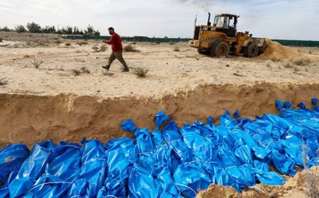 RATUSAN MAYAT RAKYAT PALESTIN TANPA IDENTITI DIKEBUMIKAN DALAM SATU LAHAD