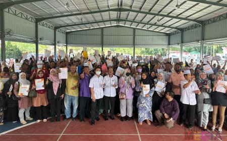 502 terima surat Hak Milik Tanah STR