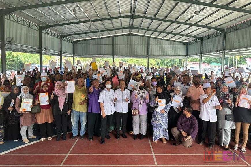 502 terima surat Hak Milik Tanah STR