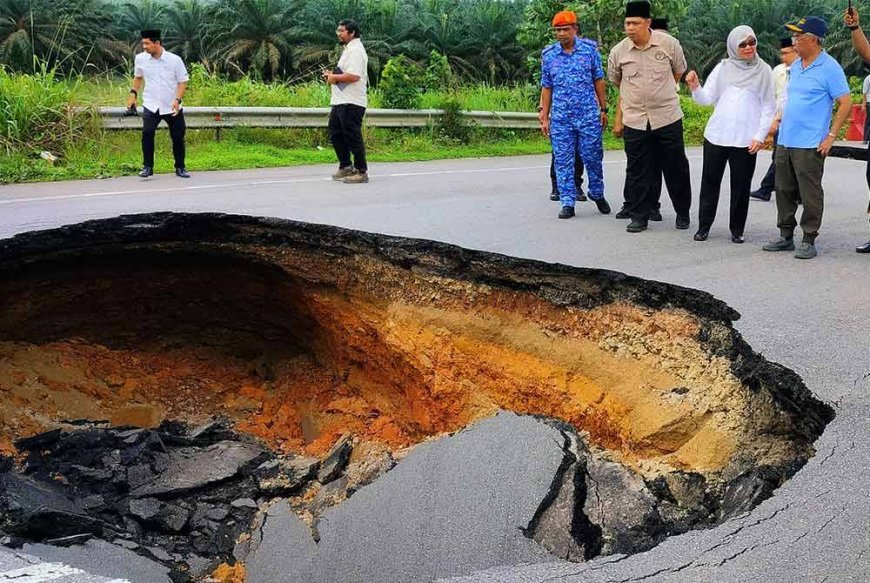 Pemasangan jambatan bailey di Jalan Kuantan-Segamat dimulakan
