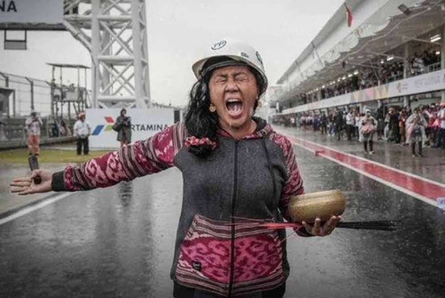 Pawang gagal 'hentikan' hujan diusir