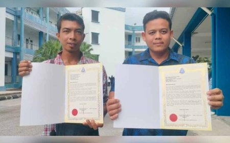 Dua sahabat dapat penghargaan polis