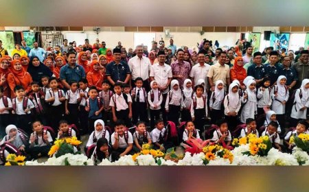 Ibu bapa lega terima sumbangan kelengkapan sekolah anak