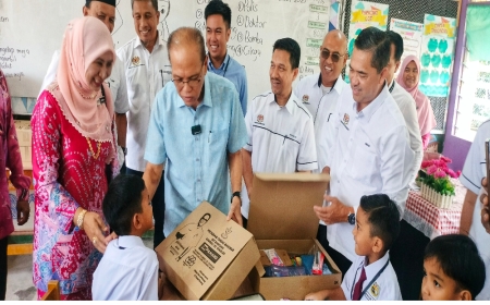 90,000 pelajar di Pahang terima kit peralatan sekolah