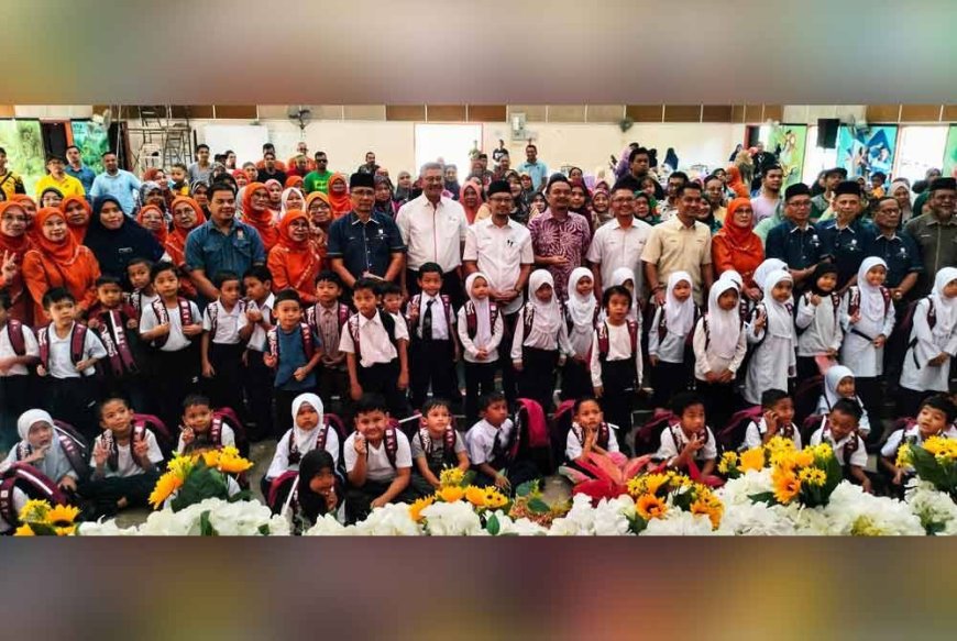 Ibu bapa lega terima sumbangan kelengkapan sekolah anak
