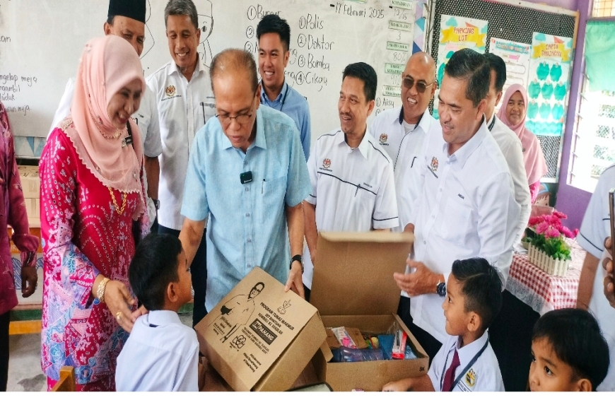 90,000 pelajar di Pahang terima kit peralatan sekolah