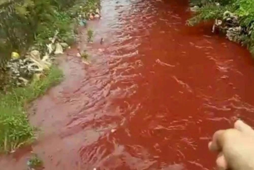 Misteri air sungai bertukar jadi warna merah