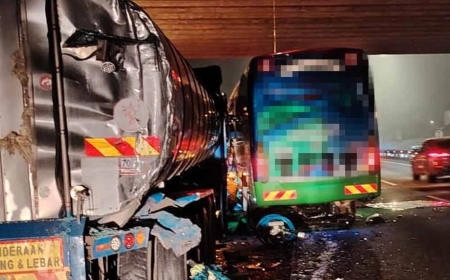 Dua maut, 16 cedera, bas bawa 46 penumpang kemalangan dengan dua lori
