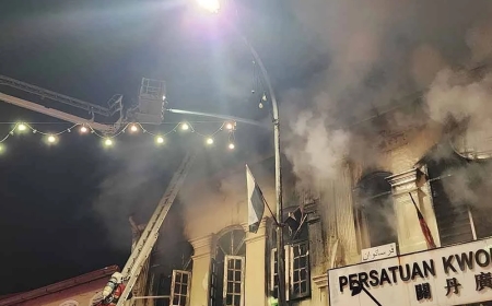 Rumah kedai terbakar di Jalan Mahkota